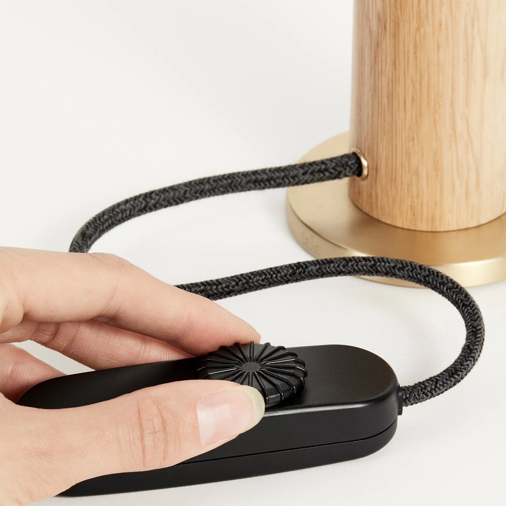 Knuckle Table Lamp in Oak   Noma